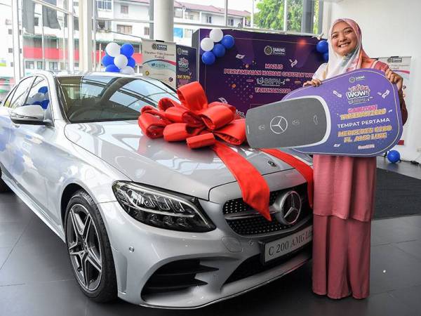 Pemenang utama Cabutan WOW! SSPN-i  Plus Tahunan 2020!  Puan Sonita binti Sudin yang memenangi sebuah kereta Mercedes C200 FL AMG Line